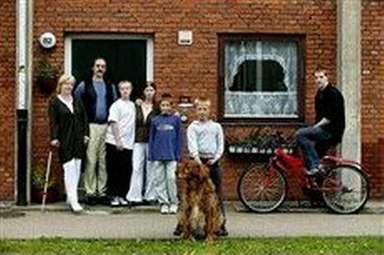 Familien Andersen mistede ved årsskiftet knap 2.000 kr. om måneden i boligsikring på grund af et nyt loft over kontanthjælpen. Her er familien udenfor rækkehuset i Brøndby. - Foto: Jacob Ehrbahn 