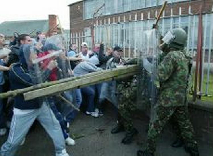 Slagsmål i Ardoyne-distriktet. - Foto: AP 