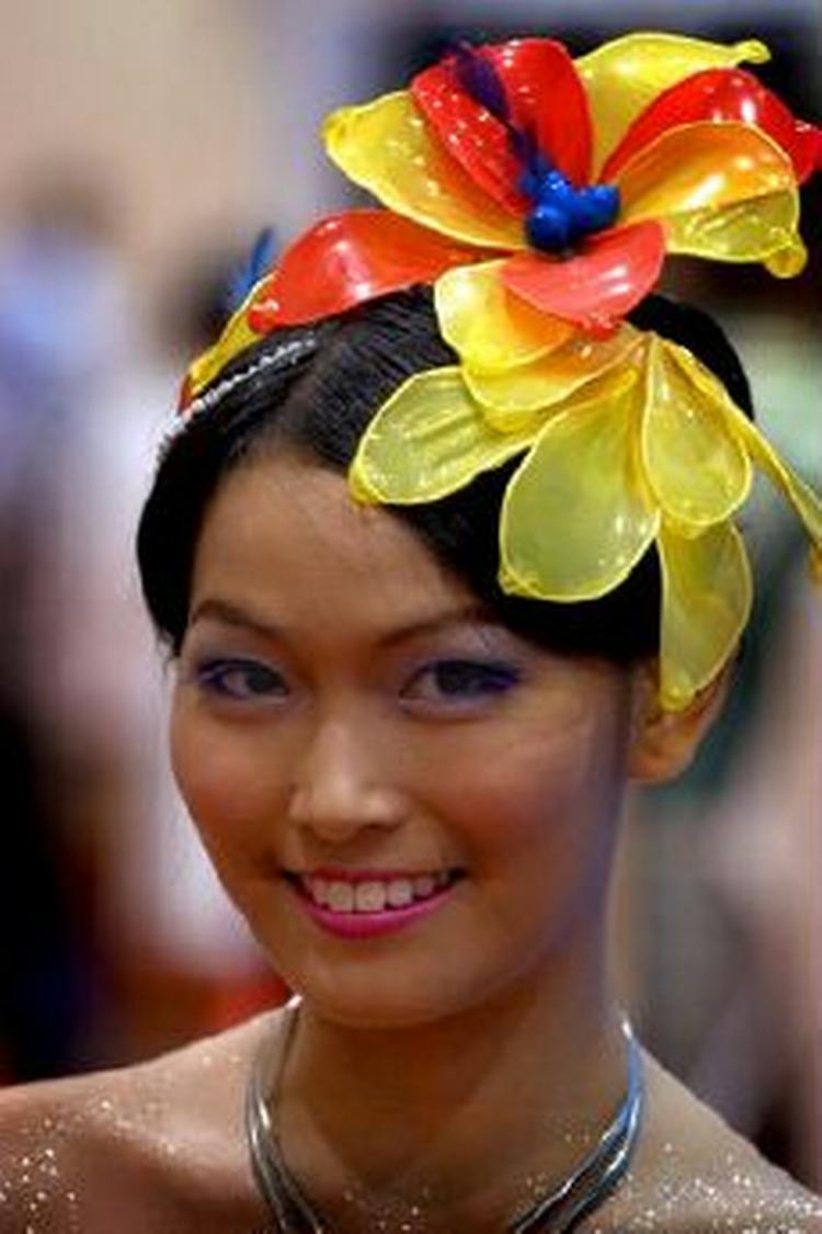 Model Pathumthip Phathanathiensakul viser en orkidé af kondomer under et optog ved aids-konferencen i Bangkok. - Foto: AP 