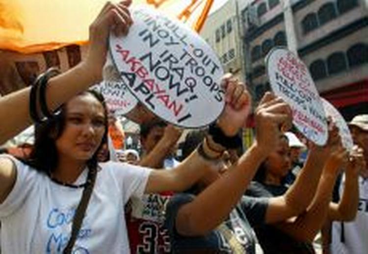 Demonstranter foran præsidentpaladset i Manila. - Foto: AP 