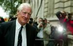 Lord Butler på vej til at offentliggøre rapporten. - Foto: AP 