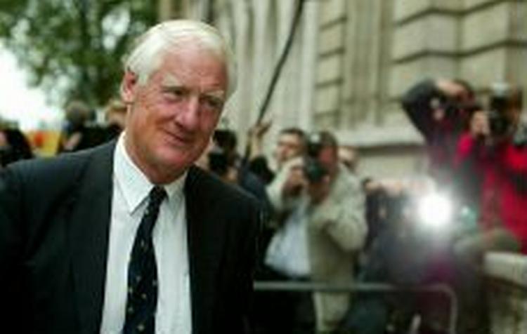 Lord Butler på vej til at offentliggøre rapporten. - Foto: AP 