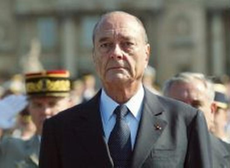 På den franske Bastille-dag har præsident Jacques Chirac meddelt, at franskmændene skal stemme om den nye EU-forfatning. - Foto: AP 