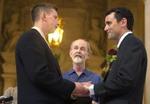 Flere stater i USA tillader homoseksuelle at gifte sig. Her en vielse af et par i Californien. - Foto: AP 