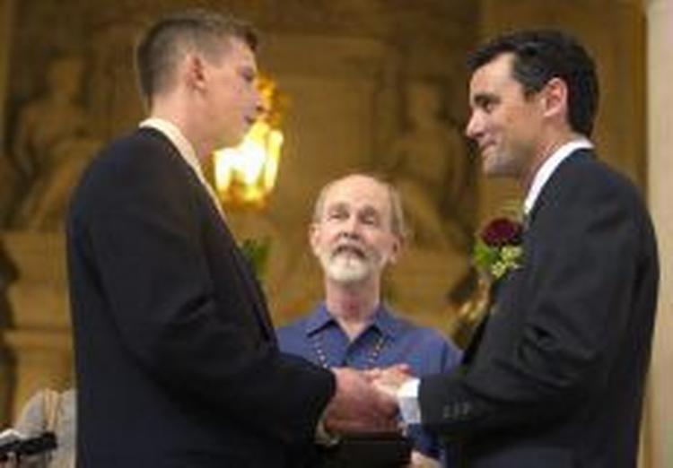 Flere stater i USA tillader homoseksuelle at gifte sig. Her en vielse af et par i Californien. - Foto: AP 