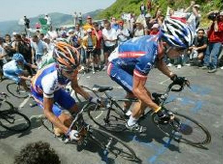 Michael Rasmussen, tv, holdt sig tæt til Lance Armstrong. - Foto: AP 