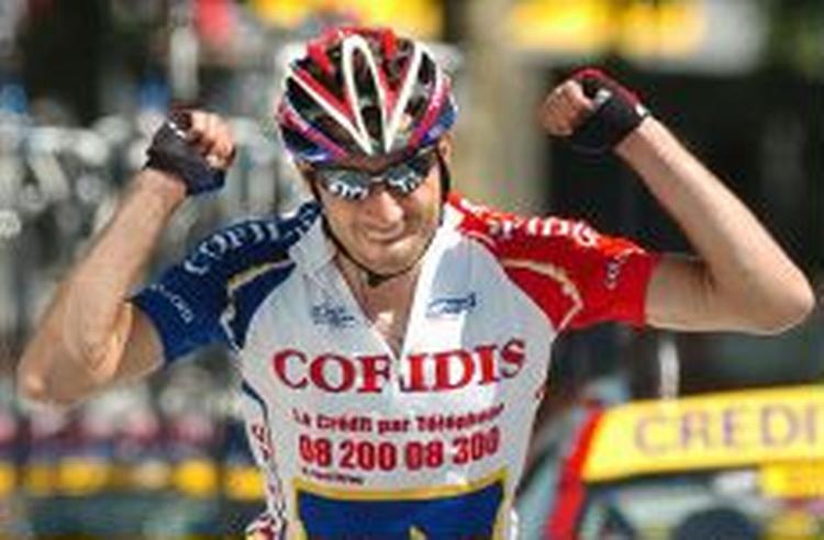 David Moncoutie kørte fra sine to følgesvende ti kilometer før mål. - Foto: AP 