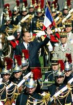 Den  enevældige konge  på Champs Elysees på den franske nationaldag torsdag. - Foto: Michel Euler/AP 