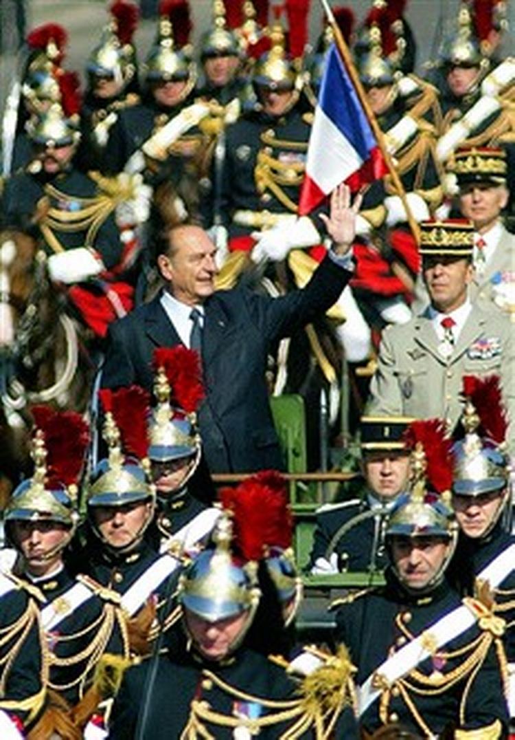 Den  enevældige konge  på Champs Elysees på den franske nationaldag torsdag. - Foto: Michel Euler/AP 
