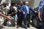 Premierminister Ahmed Korei forlader selvstyrets hovedkvarter i Ramallah. - Foto: AP 