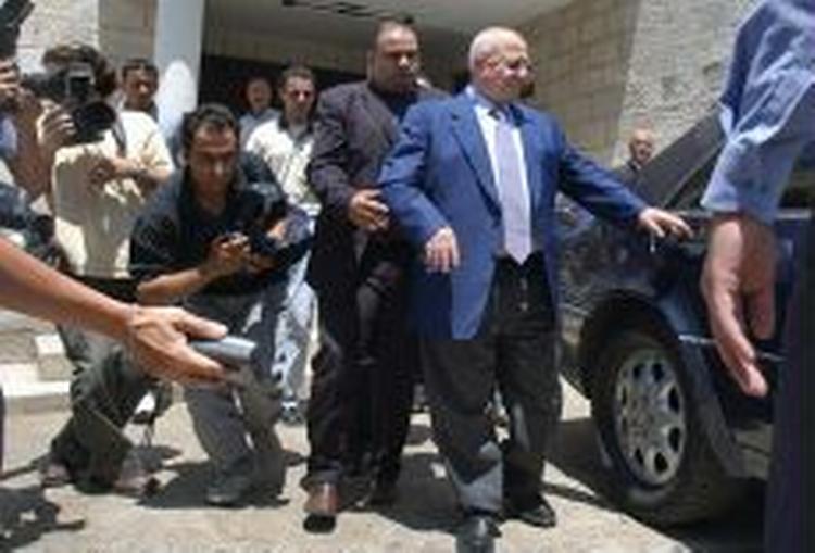 Premierminister Ahmed Korei forlader selvstyrets hovedkvarter i Ramallah. - Foto: AP 