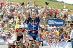 Lance Armstrong har overspurtet Basso (i baggrunden) og kan juble over etapesejren. - Foto: AP 