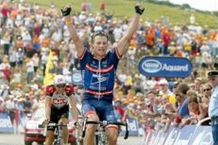 Lance Armstrong har overspurtet Basso (i baggrunden) og kan juble over etapesejren. - Foto: AP 