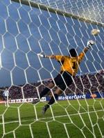 Peru-keeperen Ibanez strækker sig forgæves efter Tevez' frispark. - Foto: AP 