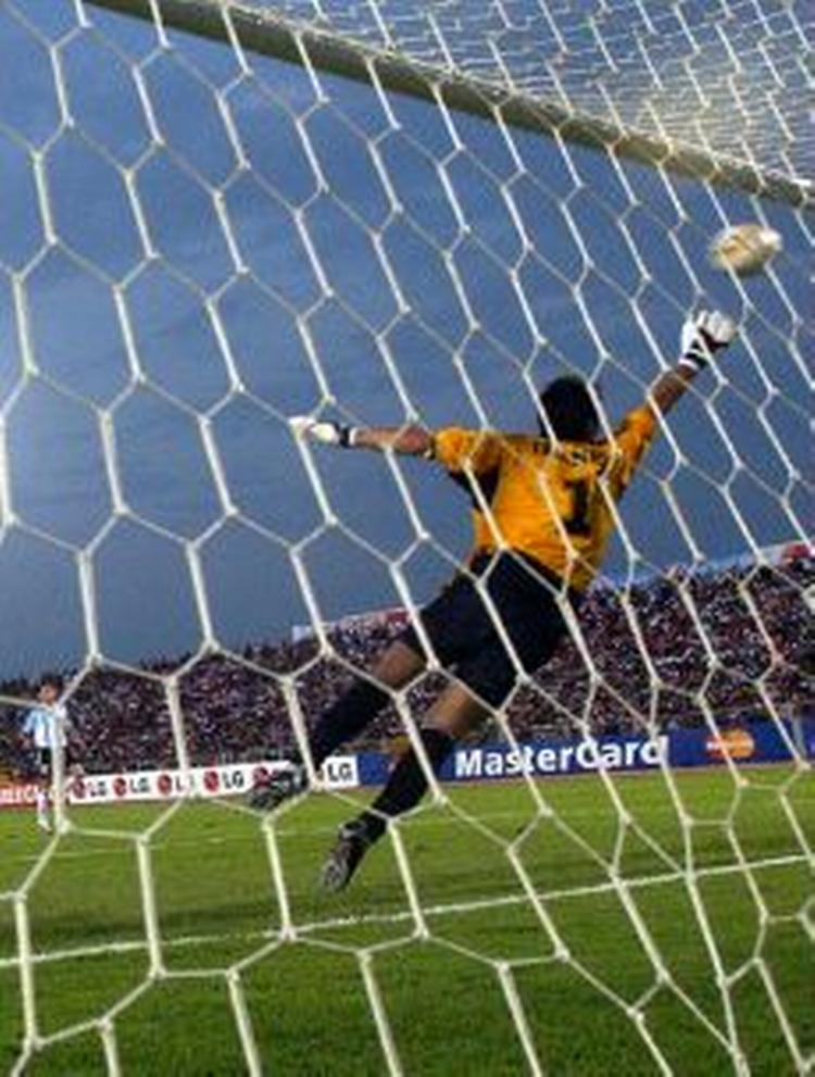 Peru-keeperen Ibanez strækker sig forgæves efter Tevez' frispark. - Foto: AP 