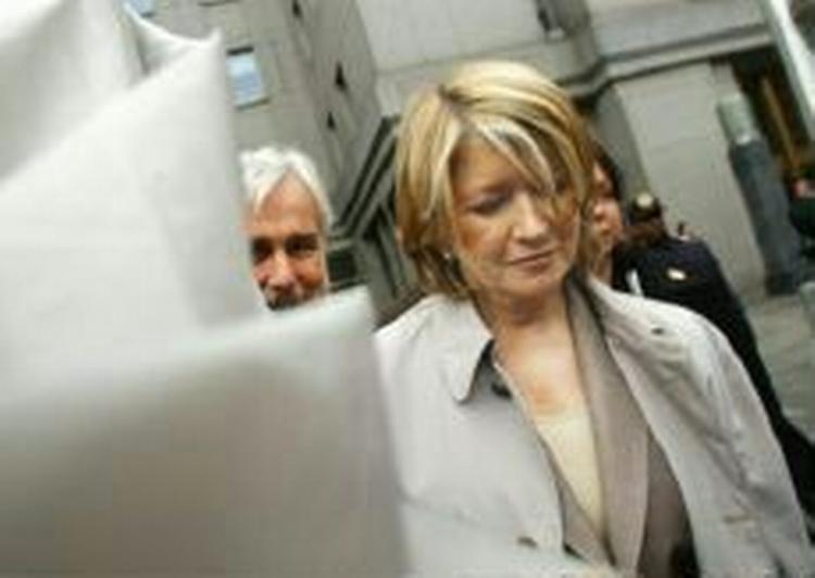 Martha Stewart har fået fem måneders fængsel og en bøde på 180.000 kroner for at snyde med salg af aktier fra bioselskabet ImClone Systems. - Foto: AP 