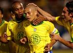 Alex bliver hyldet af holdkammeraterne efter scoringen til 1-0. - Foto: AP 