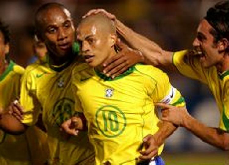 Alex bliver hyldet af holdkammeraterne efter scoringen til 1-0. - Foto: AP 