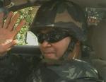 En filippinsk soldat vinker farvel inden han forlader Irak. - Foto: AP 