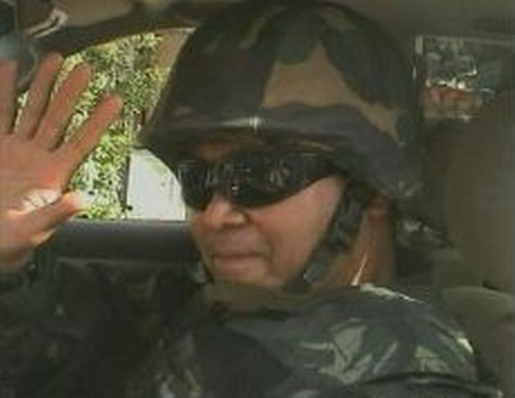 En filippinsk soldat vinker farvel inden han forlader Irak. - Foto: AP 