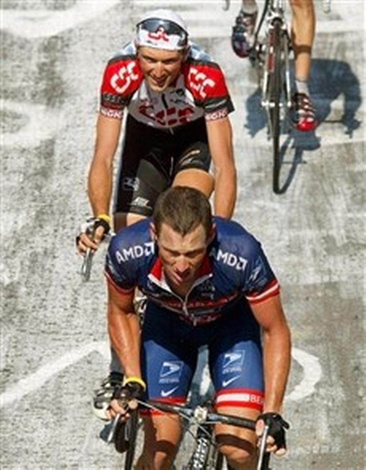 Basso vil besejre Armstrong med et stort angreb. - Foto: AP 