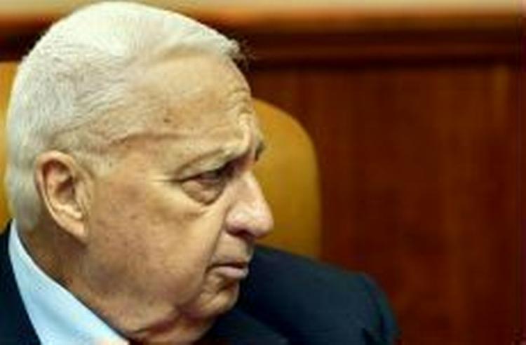 Ariel Sharon har fået stillet stolen for døren af den franske præsident Jacques Chirac. - Foto: AP 