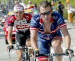 Stod de til Johan Bruyneel havde Ivan Basso, tv, kørt i en trøje magen til Lance Armstrongs, th. - Foto: AP 