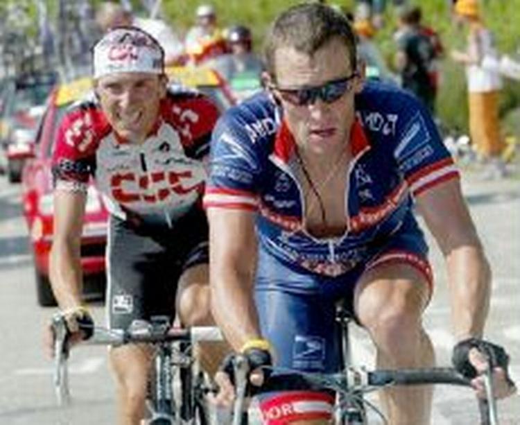 Stod de til Johan Bruyneel havde Ivan Basso, tv, kørt i en trøje magen til Lance Armstrongs, th. - Foto: AP 