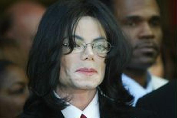 Michael Jacksons forsvarere kræver på linje med dommeren i sagen, at anklageskriftet bevares hemmeligstemplet. - Foto: AP 