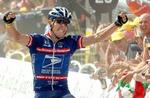 Viljen lyser ud af ansigtet på Armstrong på vej ind over målstregen. Armstrong kørte formentlig sin sidste tur i den blå trøje i et stykke tid - nu skifter texaneren til gult. - Foto: AP 