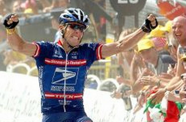 Viljen lyser ud af ansigtet på Armstrong på vej ind over målstregen. Armstrong kørte formentlig sin sidste tur i den blå trøje i et stykke tid - nu skifter texaneren til gult. - Foto: AP 