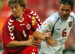 Thomas Helveg (tv) i kamp med Tjekkiets Jankulovski under EM-kvartfinalen i Portugal. - Foto: AP 