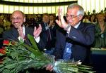 Det spanske socialistiske medlem Josep Borrell (th.) lykønskes af det tyske medlem Martin Schulz, leder af den socialistiske gruppe.   Foto: Christian Lutz/AP 