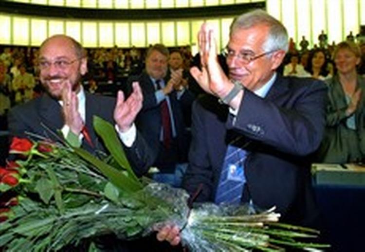 Det spanske socialistiske medlem Josep Borrell (th.) lykønskes af det tyske medlem Martin Schulz, leder af den socialistiske gruppe.   Foto: Christian Lutz/AP 