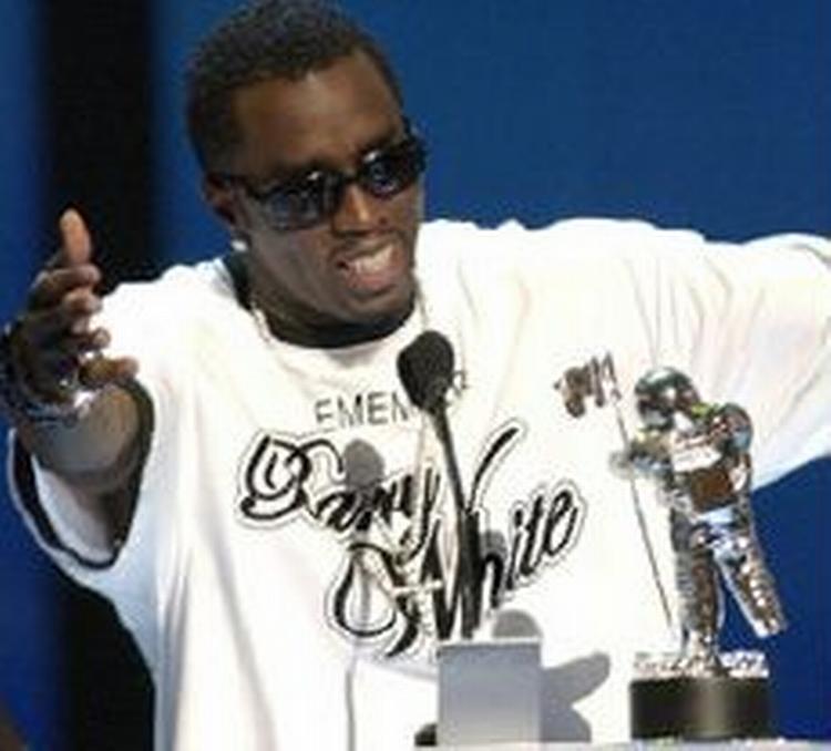 Den amerikanske hip-hop-stjerne, P Diddy, vil have unge og sorte til at stemme i USA. - Foto: AP 