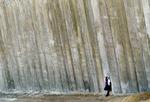 Muren er sine steder otte meter høj. - Foto: AP 