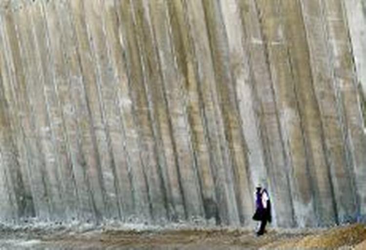 Muren er sine steder otte meter høj. - Foto: AP 