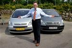 Der er 100.000 kroner at spare på at tage Picassoen til venstre, som her fremvises af Citroën-forhandler Henrik Larsen. Men der er lige en hage: Den har ikke noget bagsæde, da den er på gule nummerplader. Ellers er bilerne stort set iden 