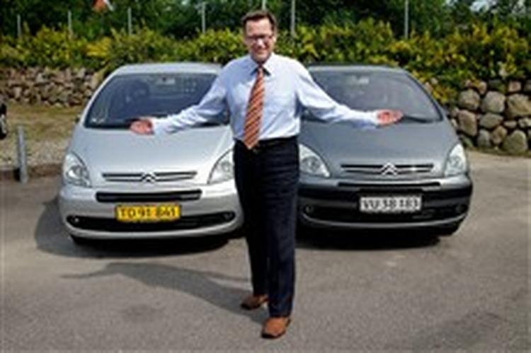 Der er 100.000 kroner at spare på at tage Picassoen til venstre, som her fremvises af Citroën-forhandler Henrik Larsen. Men der er lige en hage: Den har ikke noget bagsæde, da den er på gule nummerplader. Ellers er bilerne stort set iden 