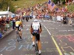 Armstrong startede to minutter efter Basso på enkeltstarten, men overhaler her CSC's italienske håb. - Foto: AP 