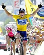 Lance Armstrong vinder spurten i Le Grand-Bornand foran Klöden (ikke synlig). I baggrunden T-mobiles Jan Ullrich, nr. tre på etapen og nr. fire i den samlede stilling, 8,08 min. efter Armstrong. - Foto: AP 