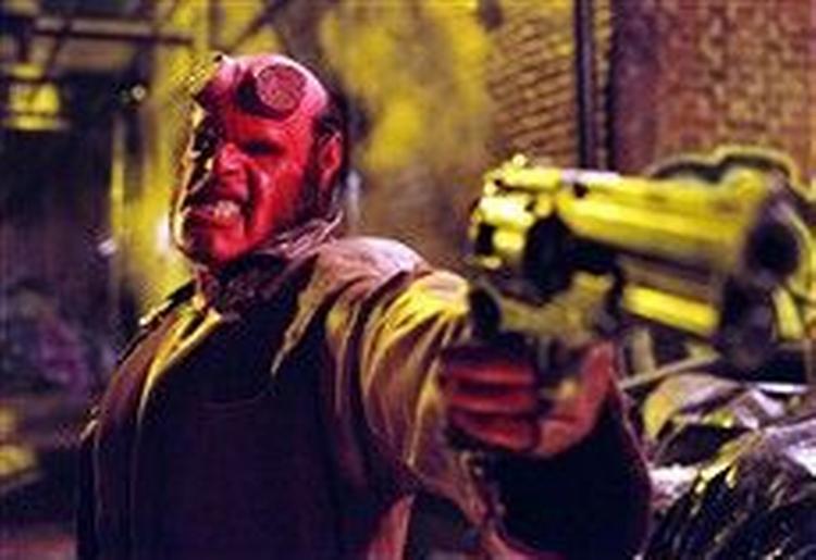 Den gode Hellboy   spillet af Ron Pearlman   skal beskytte menneskeheden mod nazisternes onde planer om at åbne vejen til Helvede.   PR-foto: Filmcompagniet 
