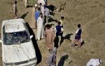 Indbyggere i Fallujah inspicerer stedet, hvor amerikanske kampfly tidligere på morgenen bombede i jagten på tilhængere af oprørslederen al-Zarqawi. - Foto: AP. 