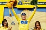 Armstrong er ikke på vej til at stå af cyklen, siger US Postals holdchef. - Foto: AP 