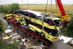Bussens 58-årige chauffør kan intet huske om øjeblikkene inden, bussen kom i skred og endte med at køre gennem autoværnet på en bro nær Euskirchen. - Foto: AP 
