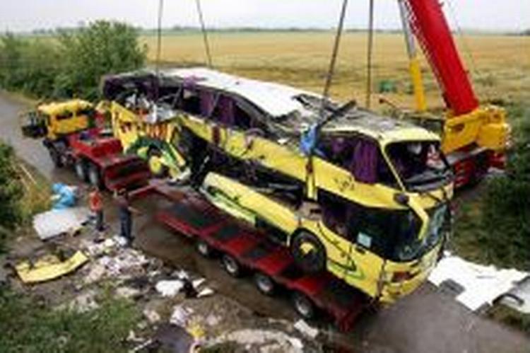Bussens 58-årige chauffør kan intet huske om øjeblikkene inden, bussen kom i skred og endte med at køre gennem autoværnet på en bro nær Euskirchen. - Foto: AP 