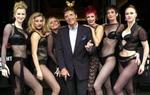 Distel, her blandt dansere på Cafe de Paris i London, døde i sit hjem i det sydlige Frankrig. - Foto: AP 