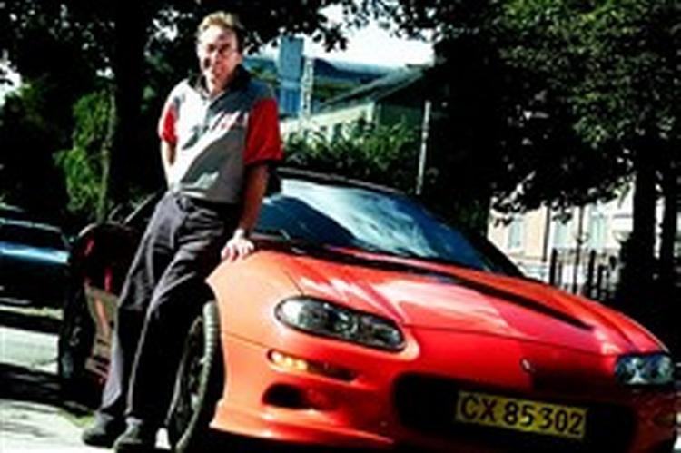 Chevrolet Camaro - stor nok til at rumme en skillevæg, her med ombyggeren Chris Fisker ved siden af. - Arkivfoto: Jan Grarup 