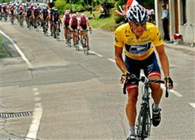 Lance Armstrong beviste i går, at han bestemmer alt i Tour de France. Først hævnede han sig på Simeoni, som har udtalt sig om amerikanerens læge. Og bagefter dikterede han tempoet, da feltet skulle trille ind mod mål. 