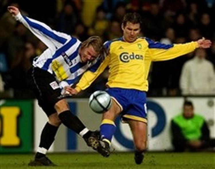 Esbjergs Fredrik Berglund og Brøndbys Andreas Jakobsson kæmper om bolden. En af blot mange svenske dueller i den bedste danske række.   Foto: Jens Dresling 
